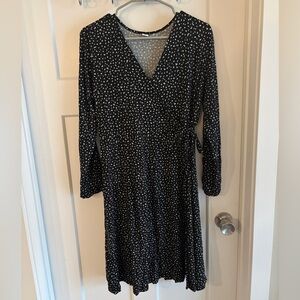 Old Navy Black and White Long Sleeve Dress